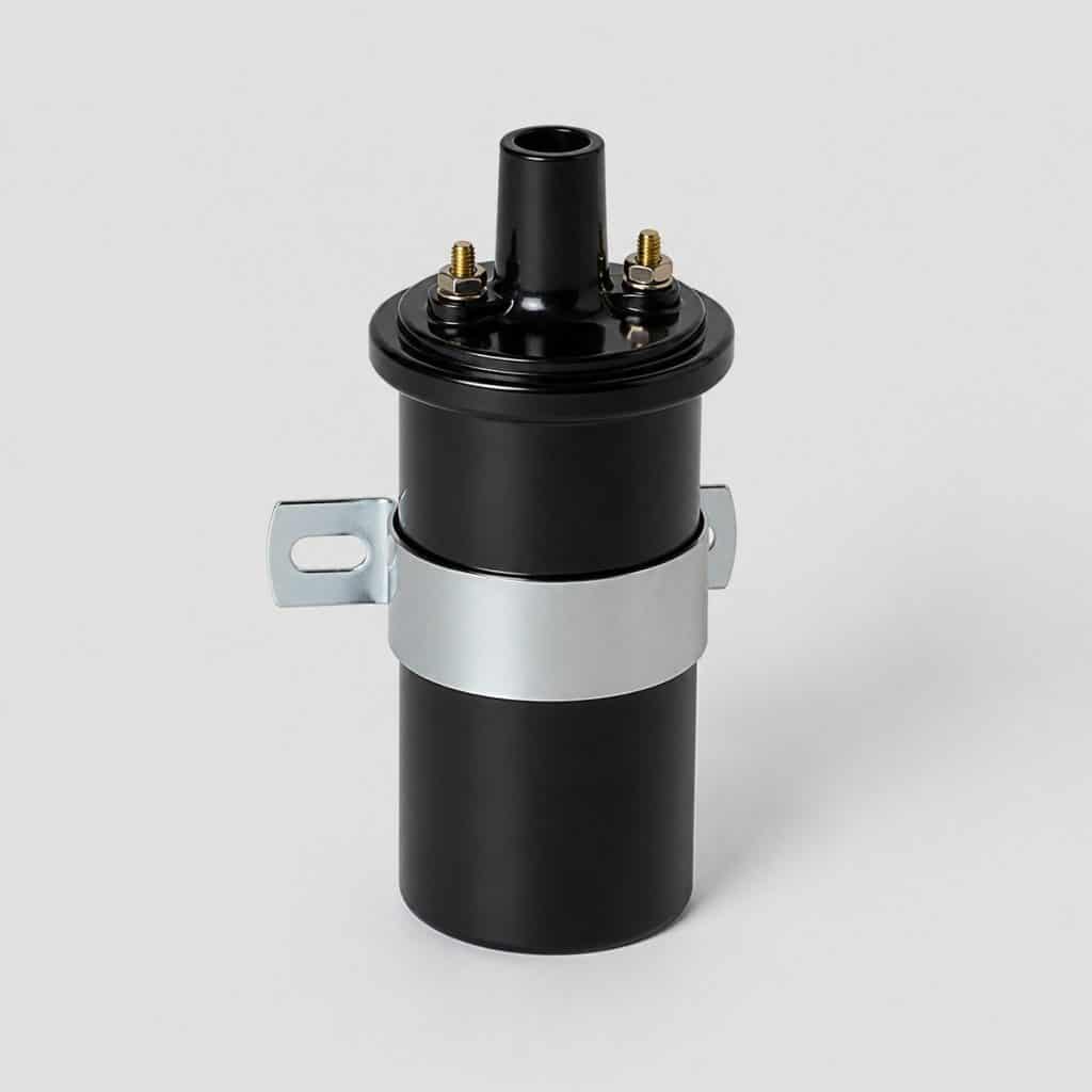 Bobine d'allumage haute tension sur fond clair