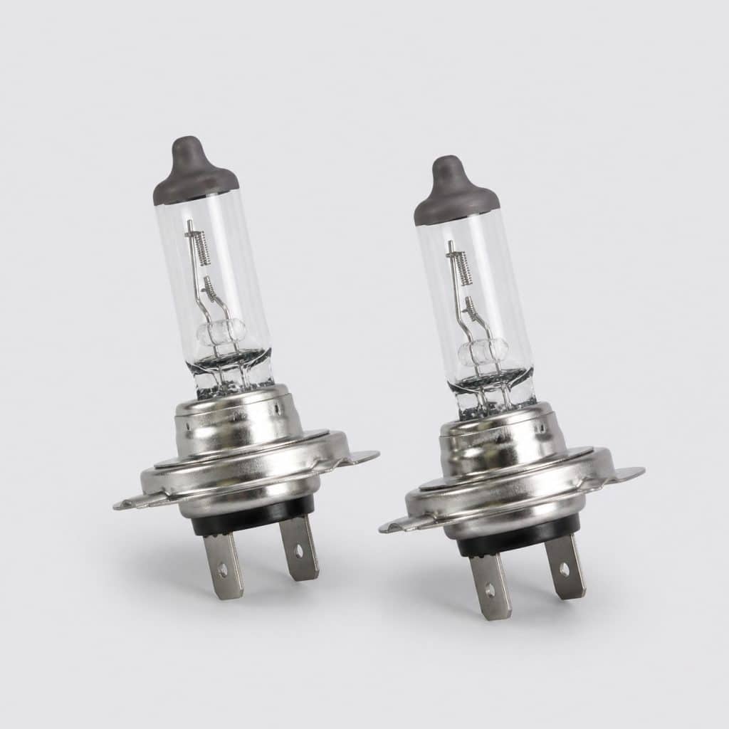 Lot de deux ampoules H7 halogènes sur fond clair