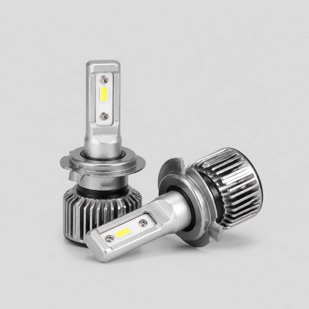 Lot de deux ampoules LED H7 sur fond clair