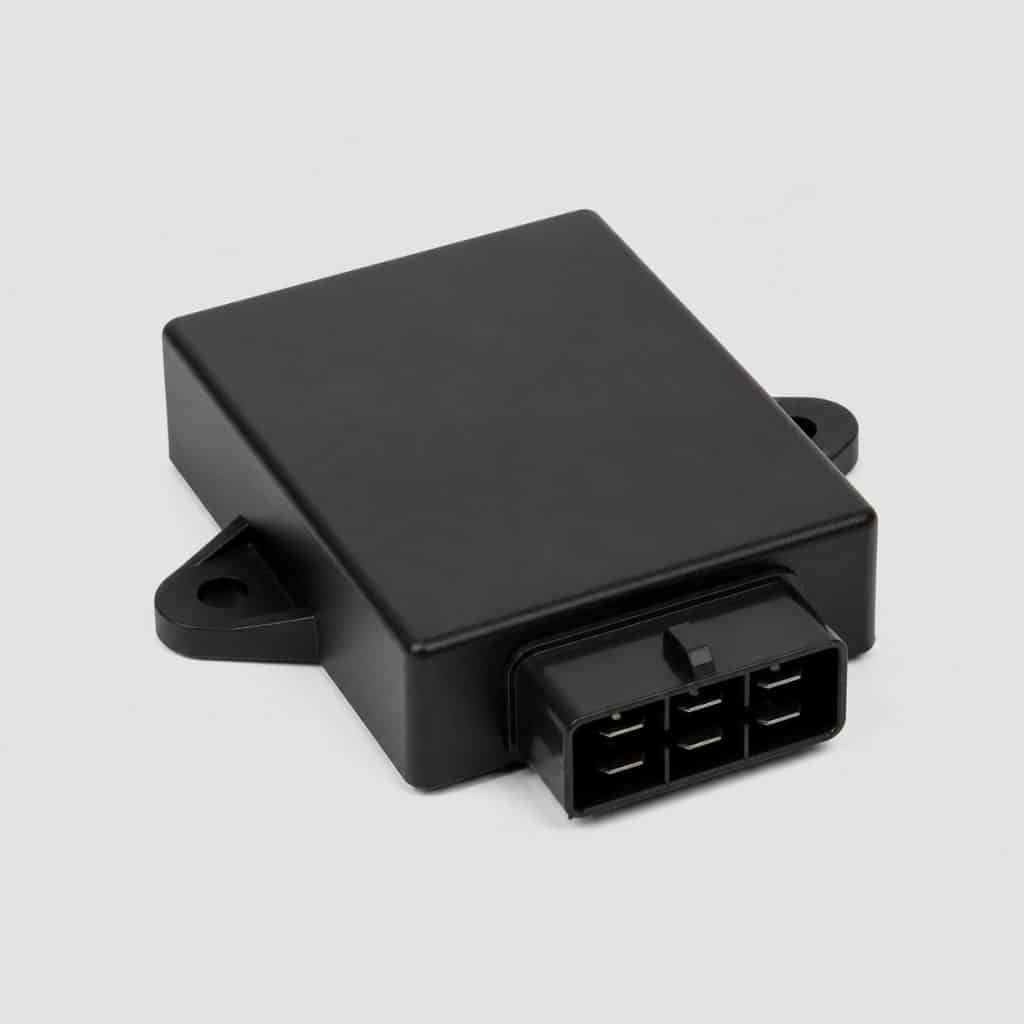 Bloc CDI 6 broches pour scooter GY6 sur fond clair