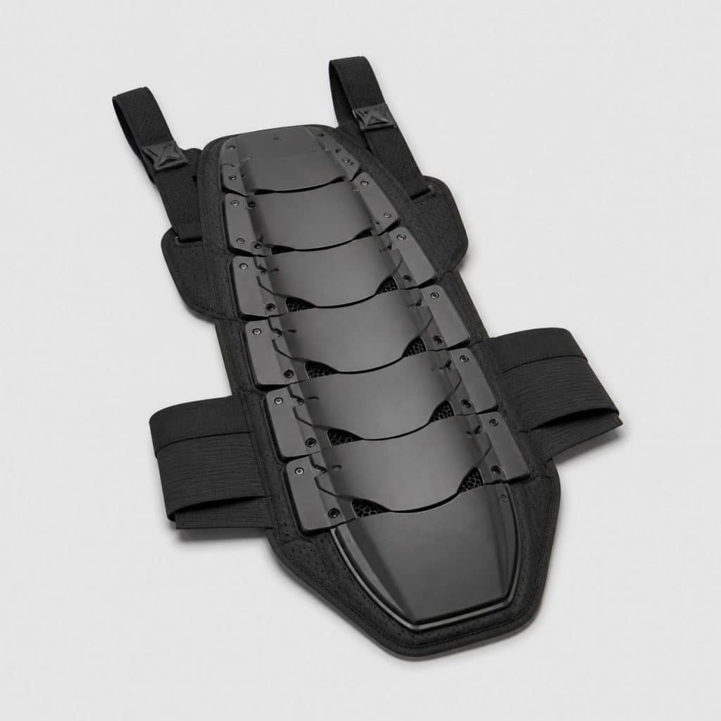 Dorsale de protection moto articulée sur fond clair