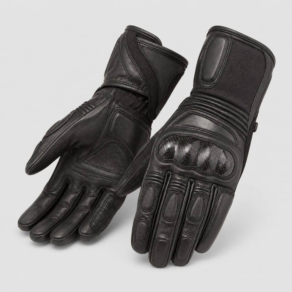 Paire de gants moto homologués posée sur fond clair