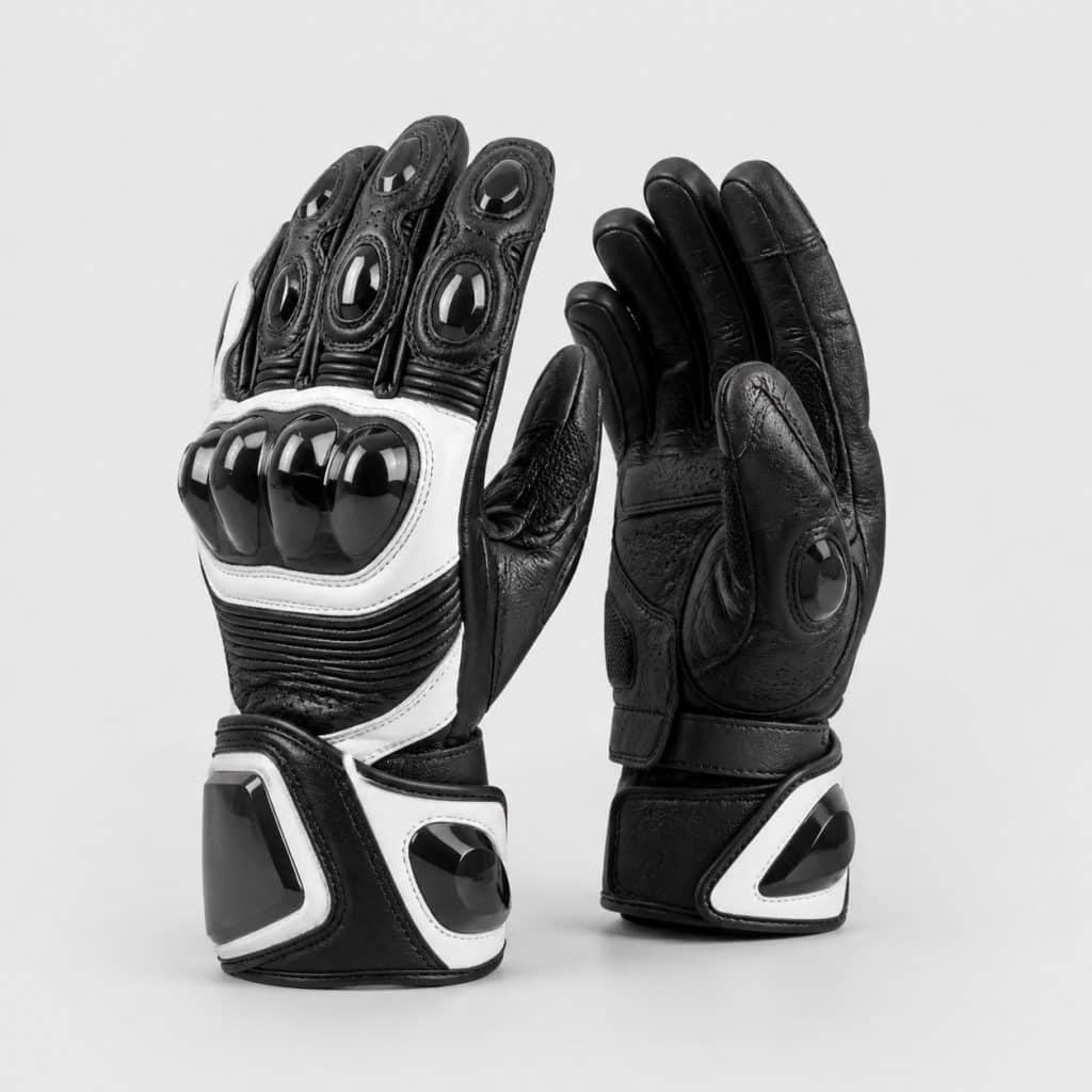 Paire de gants moto racing en cuir sur fond clair
