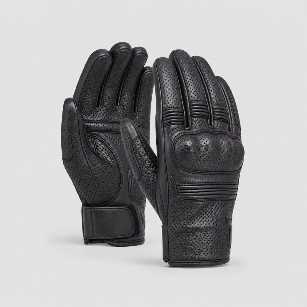 Paire de gants moto été perforés sur fond clair
