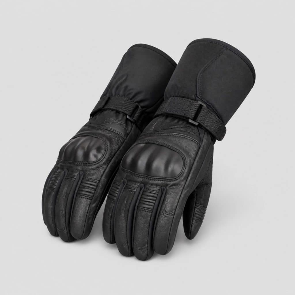 Paire de gants moto hiver à manchette longue sur fond clair