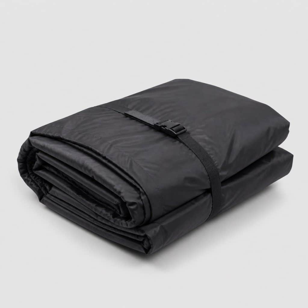 Housse de protection moto pliée sur fond clair