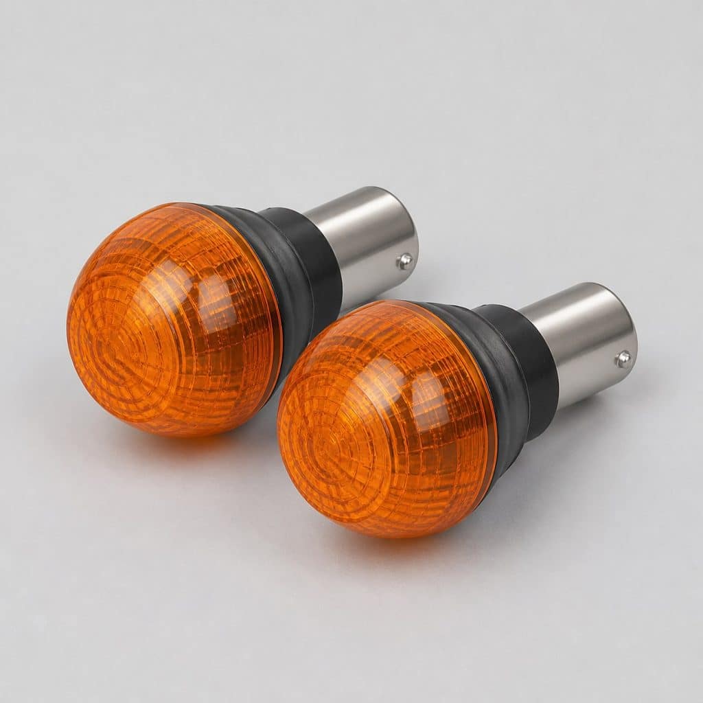Lot de deux ampoules de clignotant orange sur fond clair
