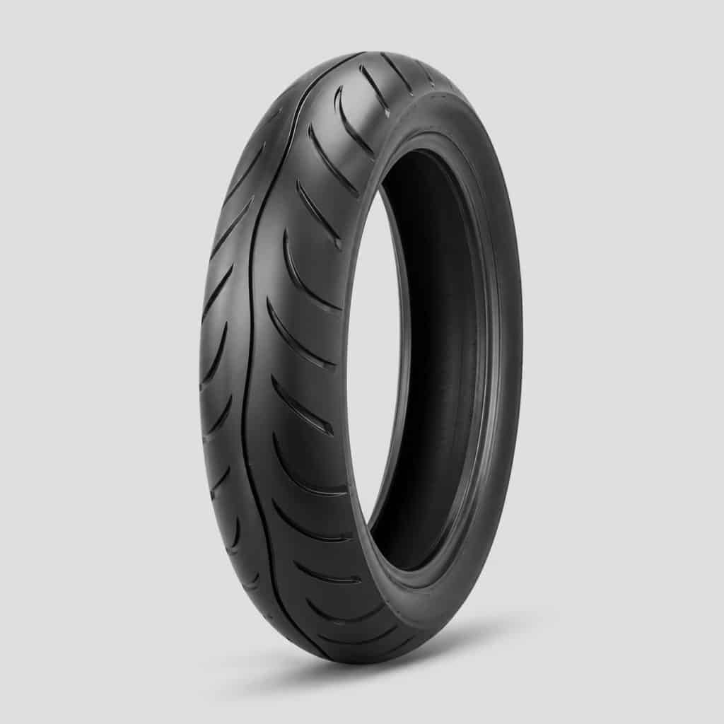 Pneu moto avant standard posé seul sur fond clair