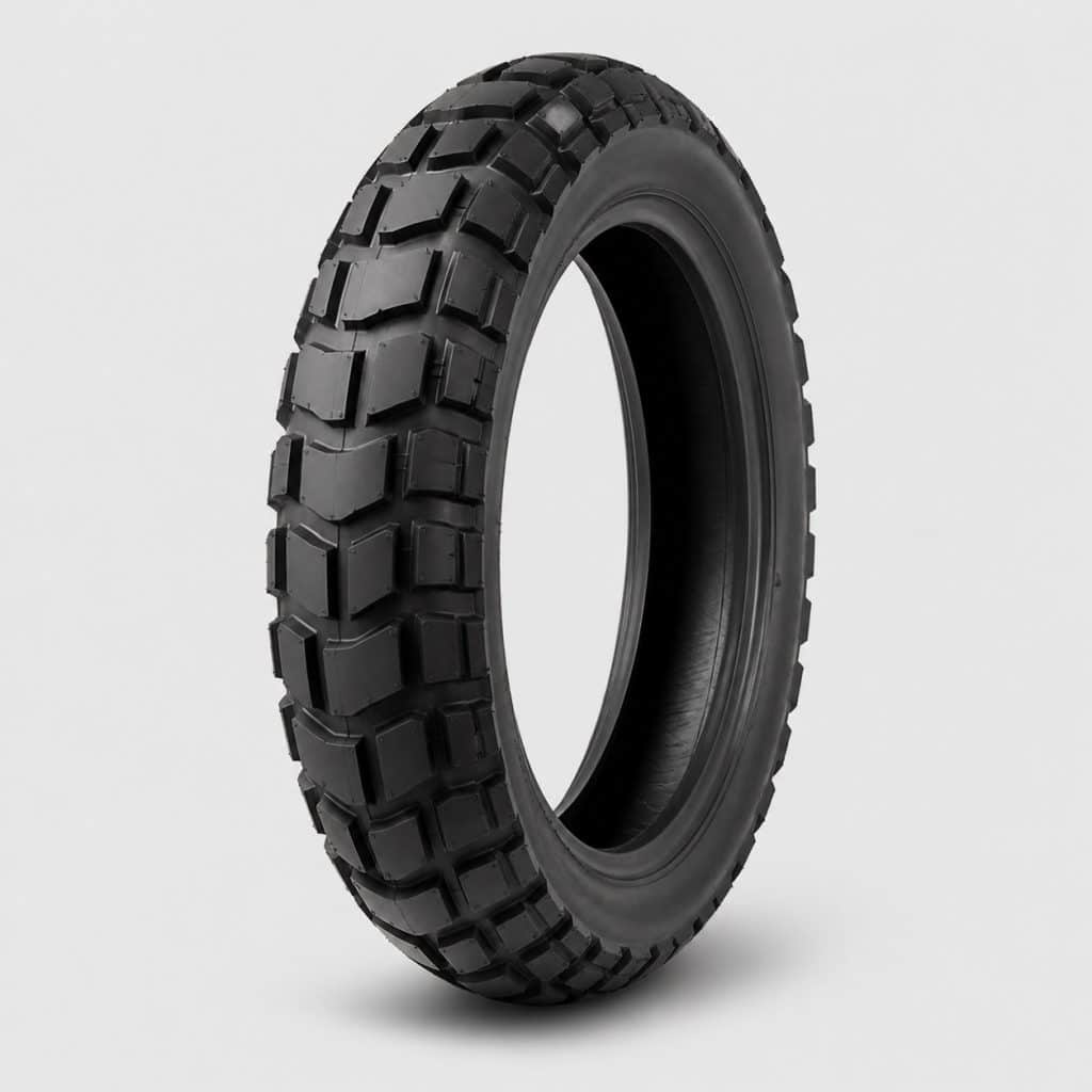 Pneu moto trail avant posé seul sur fond clair