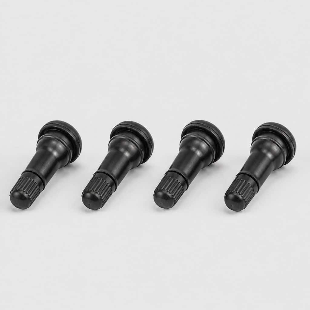 Quatre valves de roue en caoutchouc sur fond clair