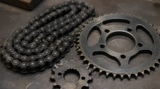 Kit chaîne moto : quand et comment le changer ?