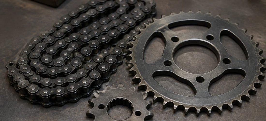 Kit chaîne moto : quand et comment le changer ?